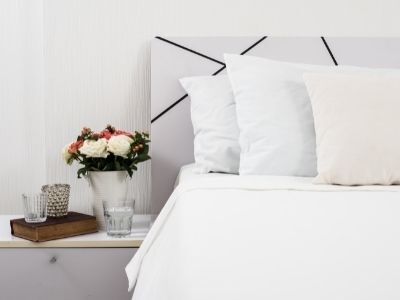 Najlepszy sposób na stworzenie minimalistycznej sypialni z mniejszą ilością miejsca